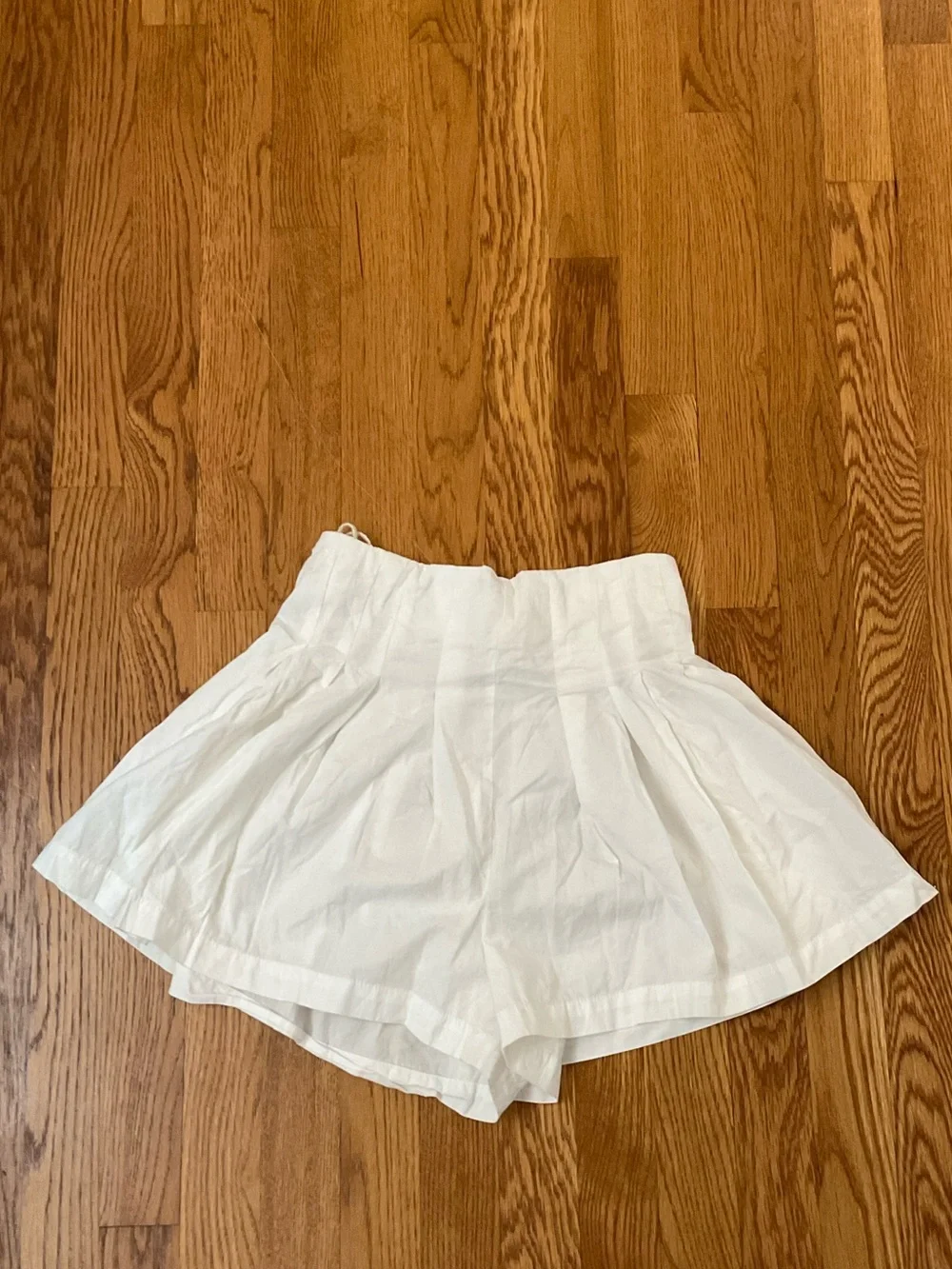 Free People - White High-Waist Full Pleated Shorts with Elastic Waist. Size XS